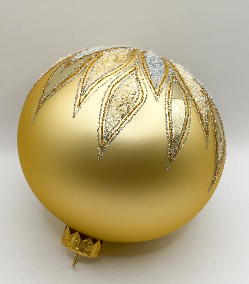 Kugel gold matt mit stilisiertem Blätterdekor