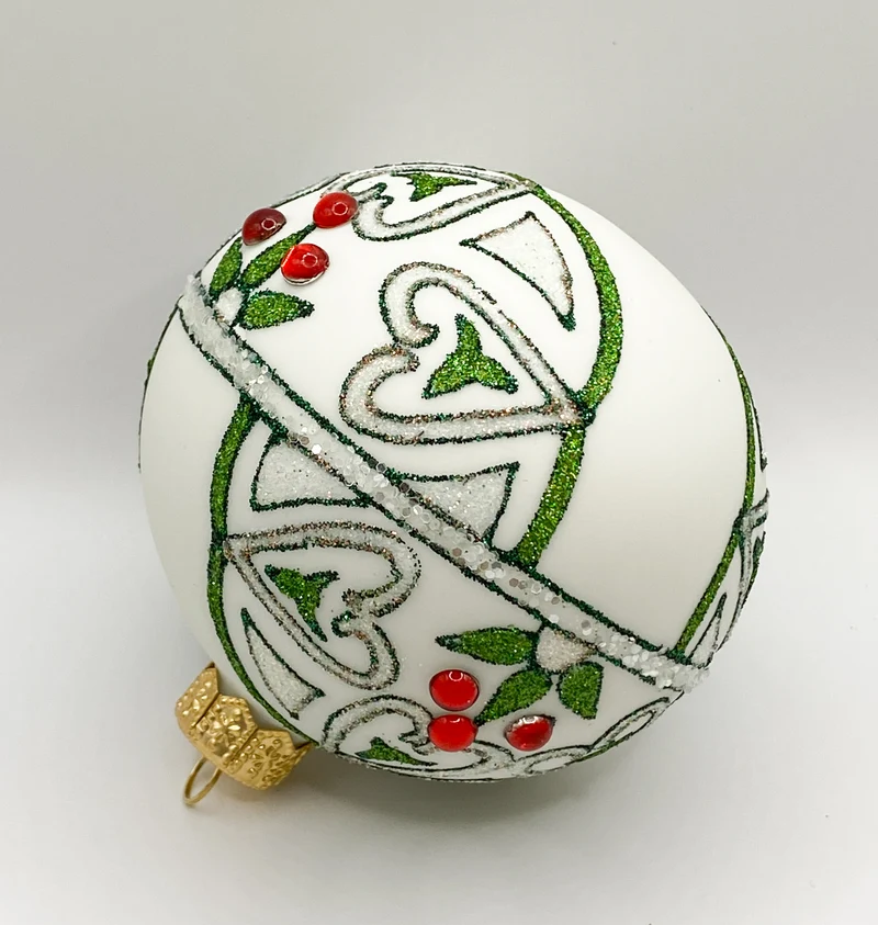Weisse Kugel mit stilisierten Herzen im Jugendstil Dekor