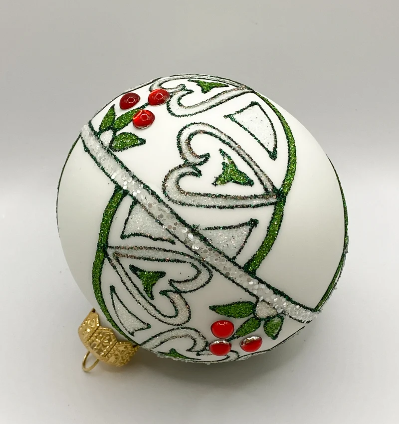 Weisse Kugel mit stilisierten Herzen im Jugendstil Dekor