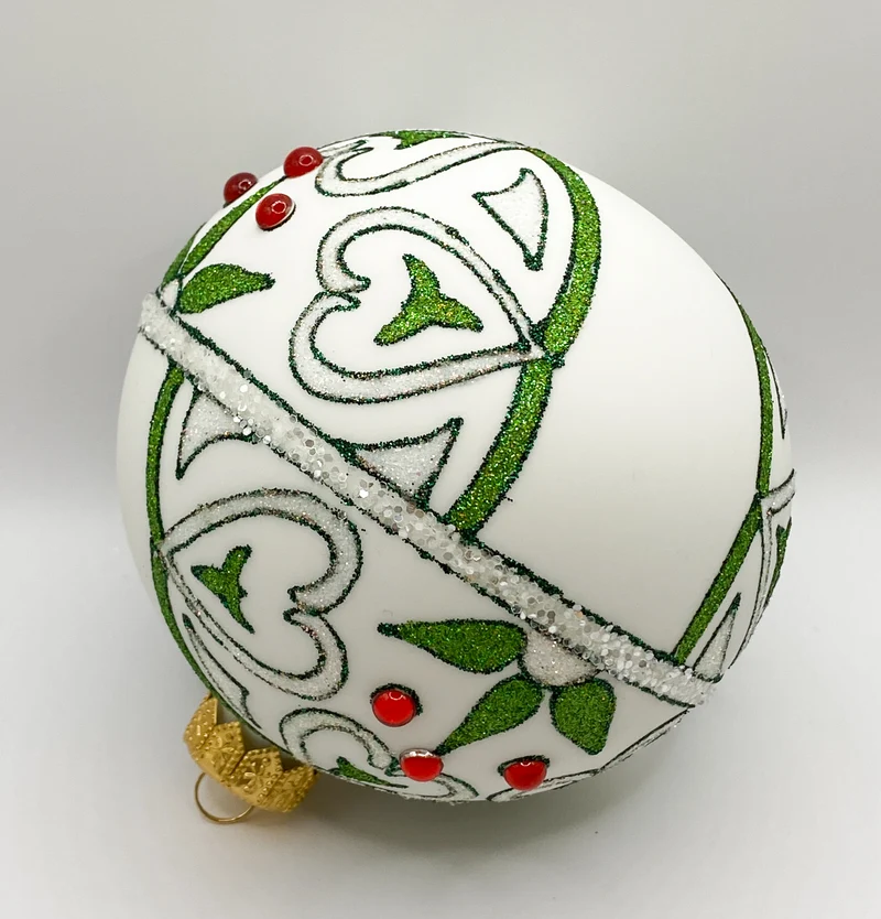 Weisse Kugel mit stilisierten Herzen im Jugendstil Dekor