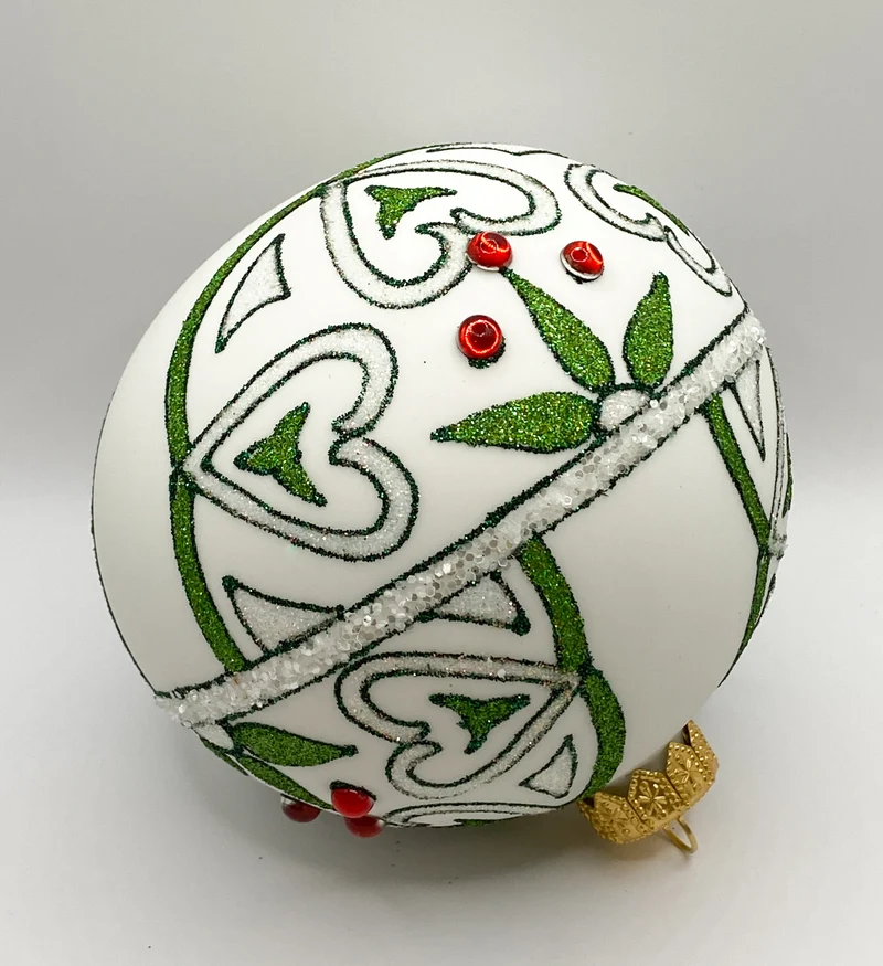 Weisse Kugel mit stilisierten Herzen im Jugendstil Dekor