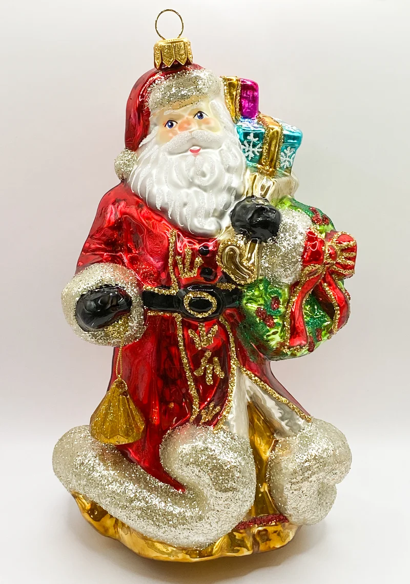Der Weihnachtsmann bringt die Geschenke mit dem wallenden Mantel