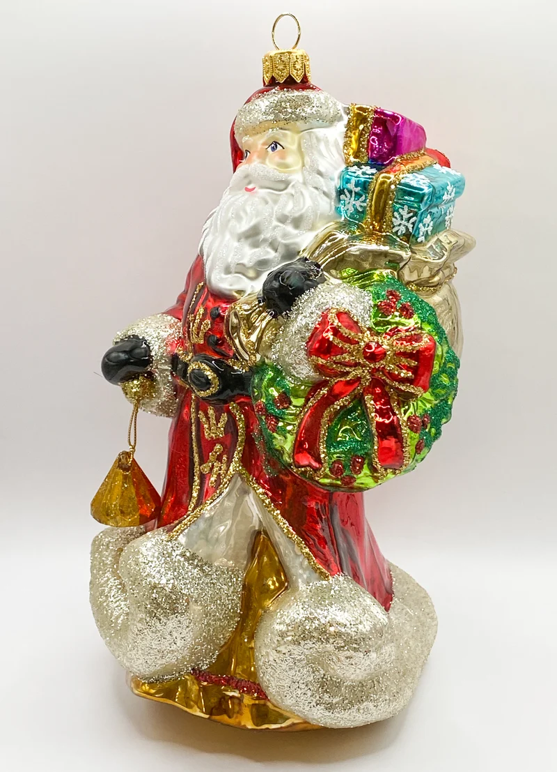 Der Weihnachtsmann bringt die Geschenke mit dem wallenden Mantel
