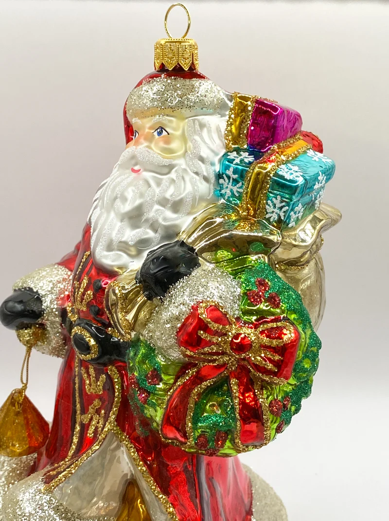 Der Weihnachtsmann bringt die Geschenke mit dem wallenden Mantel