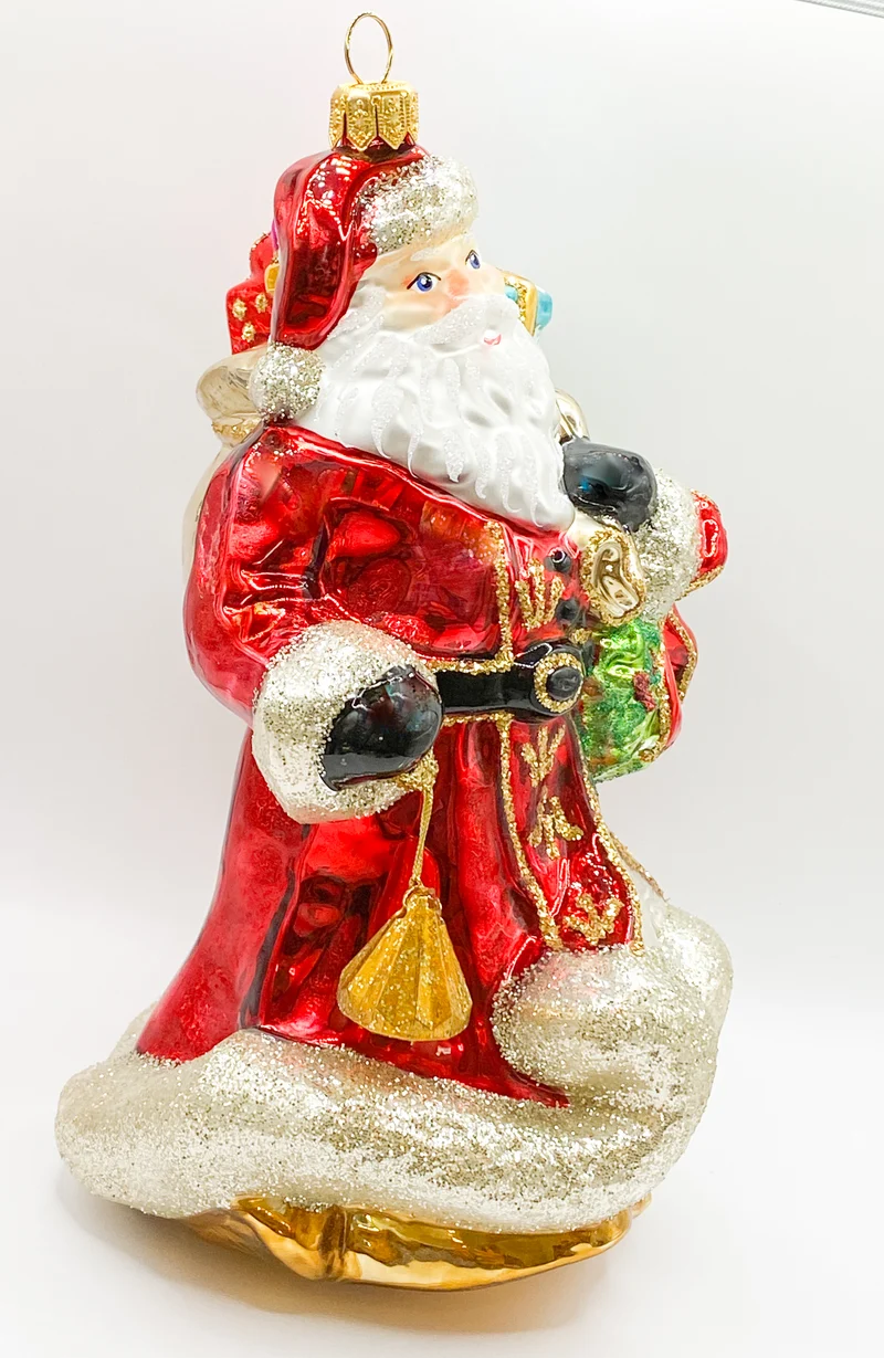 Der Weihnachtsmann bringt die Geschenke mit dem wallenden Mantel