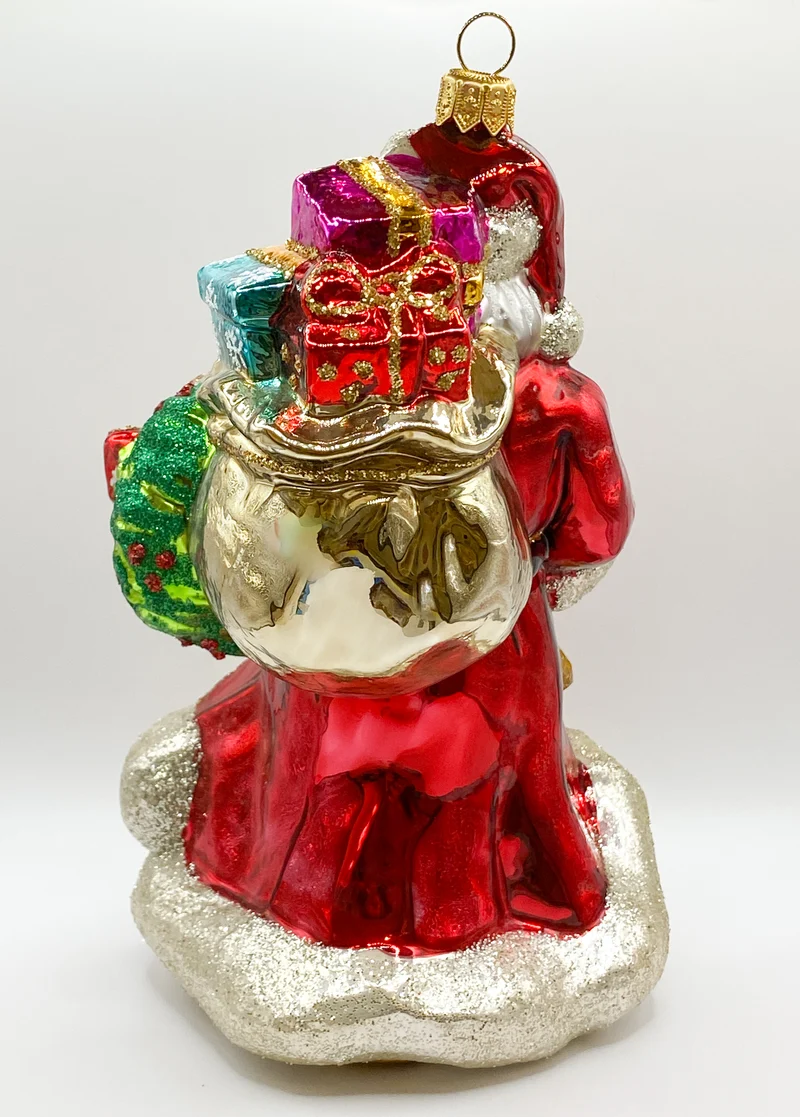 Der Weihnachtsmann bringt die Geschenke mit dem wallenden Mantel