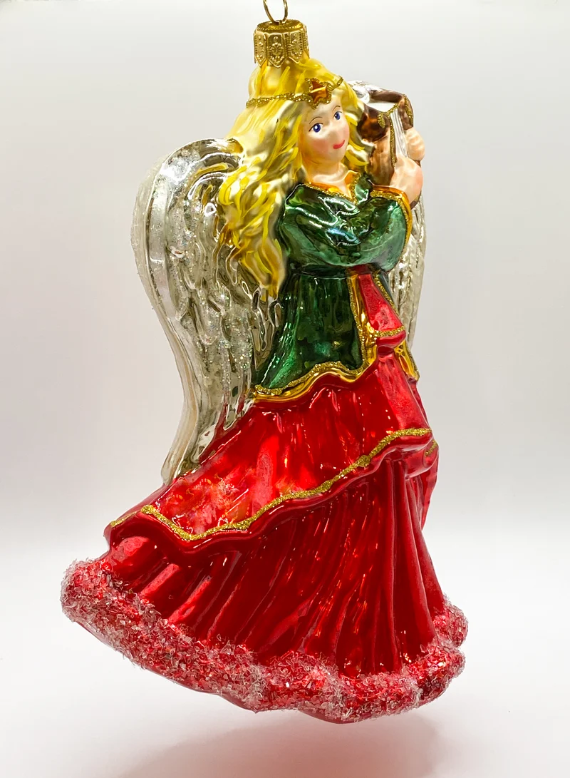 Engel im roten Kleid spielt die Lyra