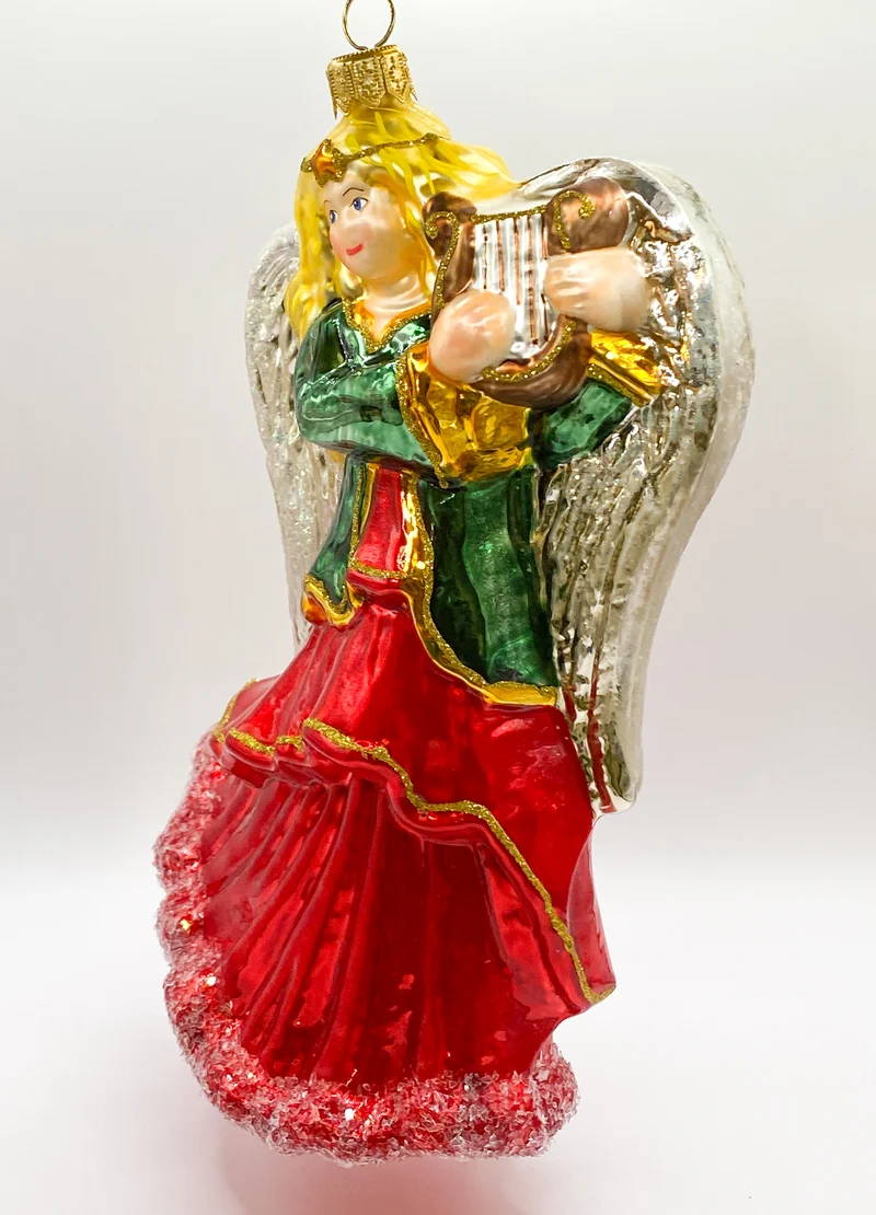 Engel im roten Kleid spielt die Lyra
