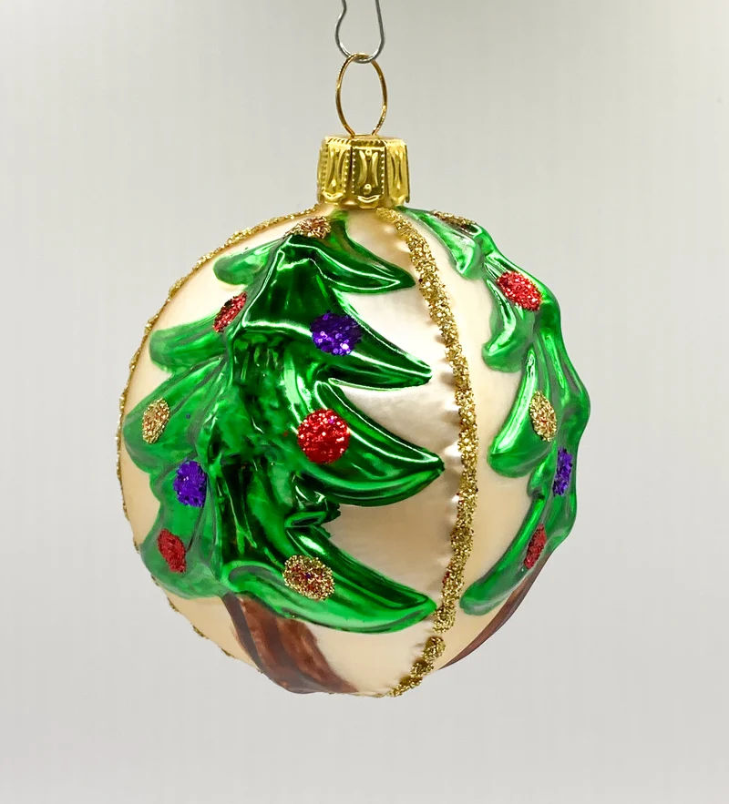 Fantasiekugel mit bunten Christbäumen