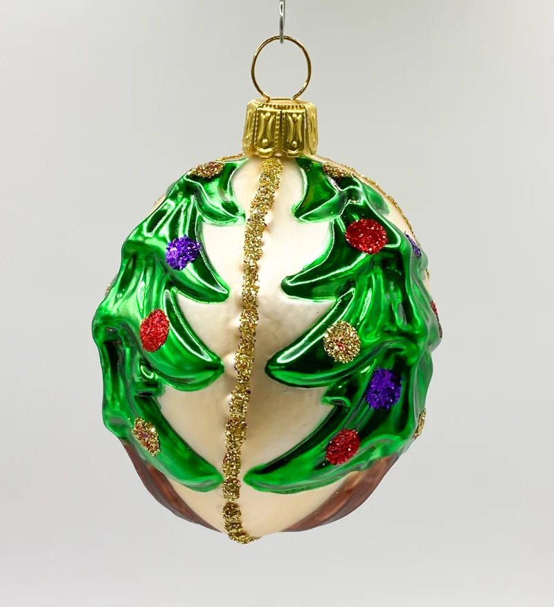 Fantasiekugel mit bunten Christbäumen