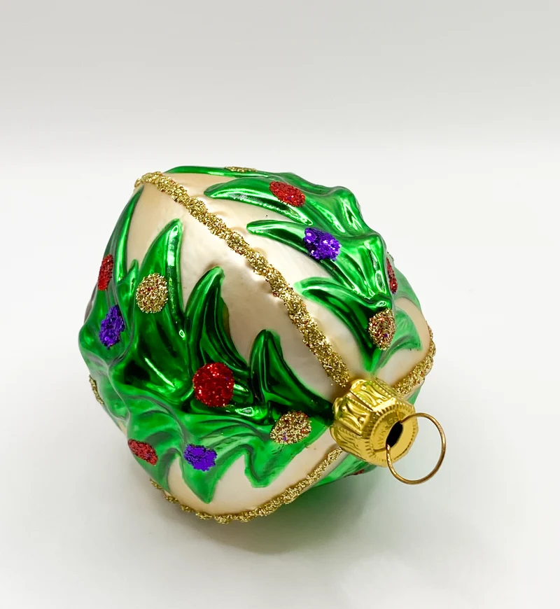 Fantasiekugel mit bunten Christbäumen