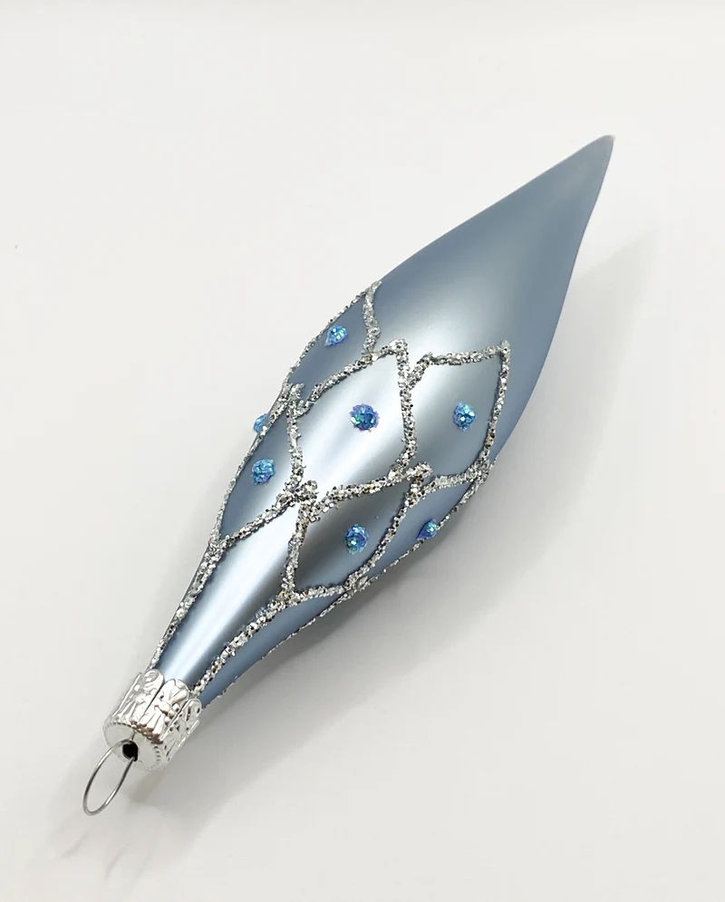 Hellblaue Olive mit Gittermuster