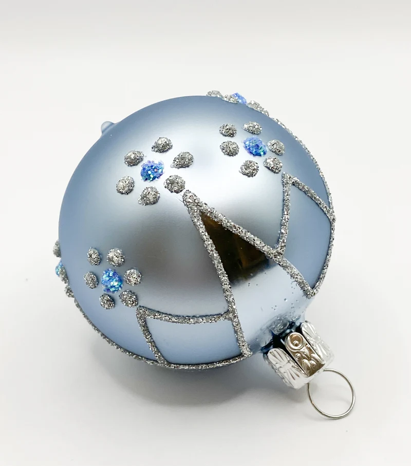 Hellblaue Kugel mit Blümchendekor