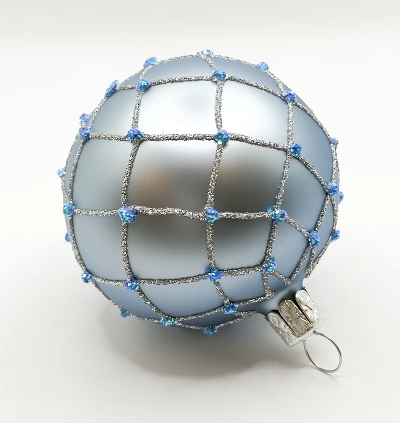 Hellblaue Kugel mit Gittermuster