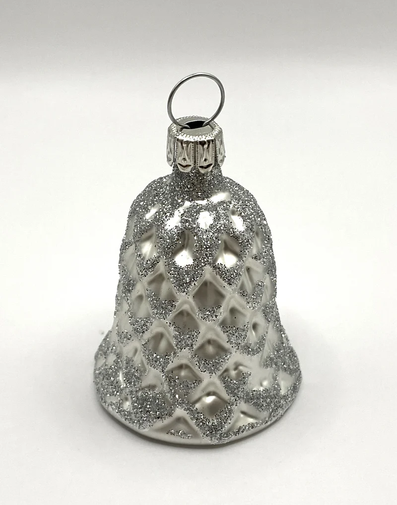 Weisses Weihnachts-Glöckchen mit Zapfenmuster und Silber-Glimmer