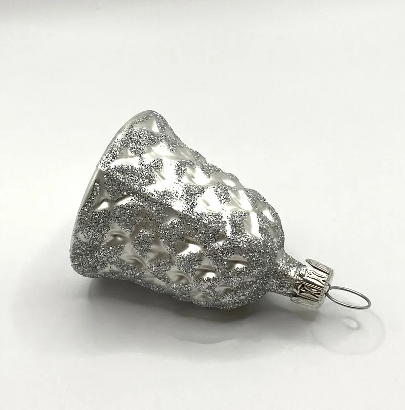 Weisses Weihnachts-Glöckchen mit Zapfenmuster und Silber-Glimmer