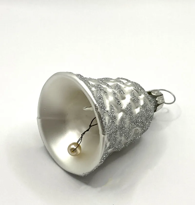 Weisses Weihnachts-Glöckchen mit Zapfenmuster und Silber-Glimmer