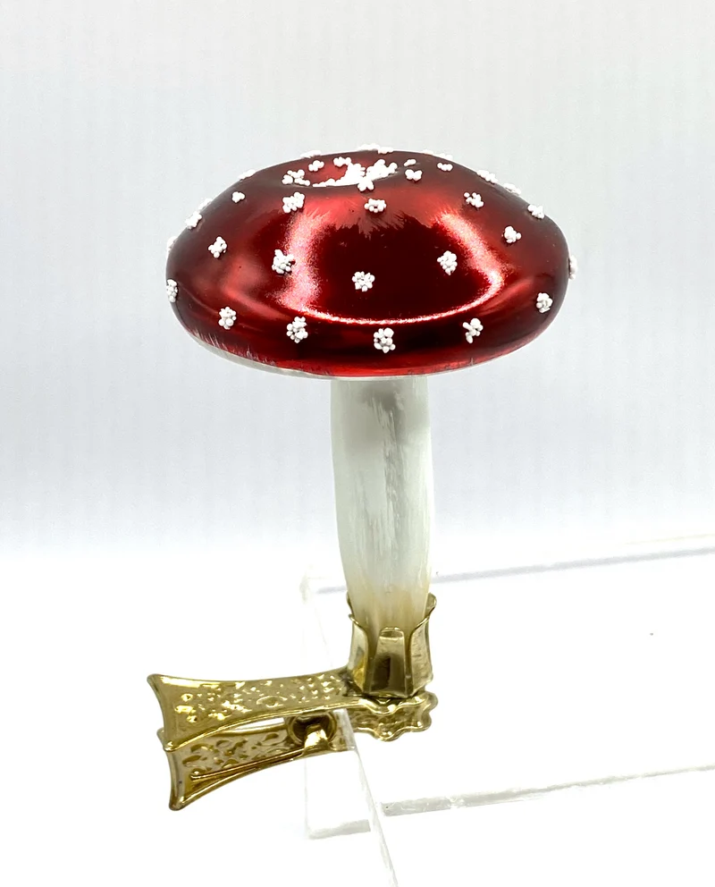 Fliegenpilz mit flachem Hut auf Clip