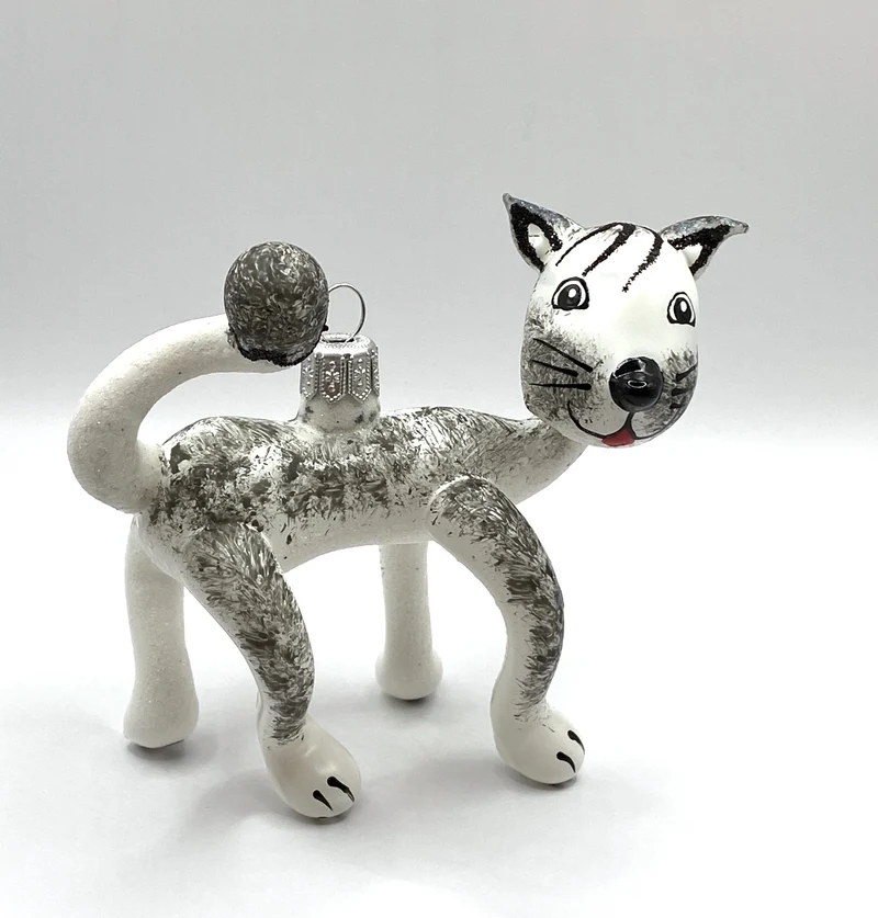 Grau melierte Katze