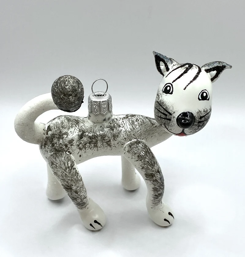 Grau melierte Katze