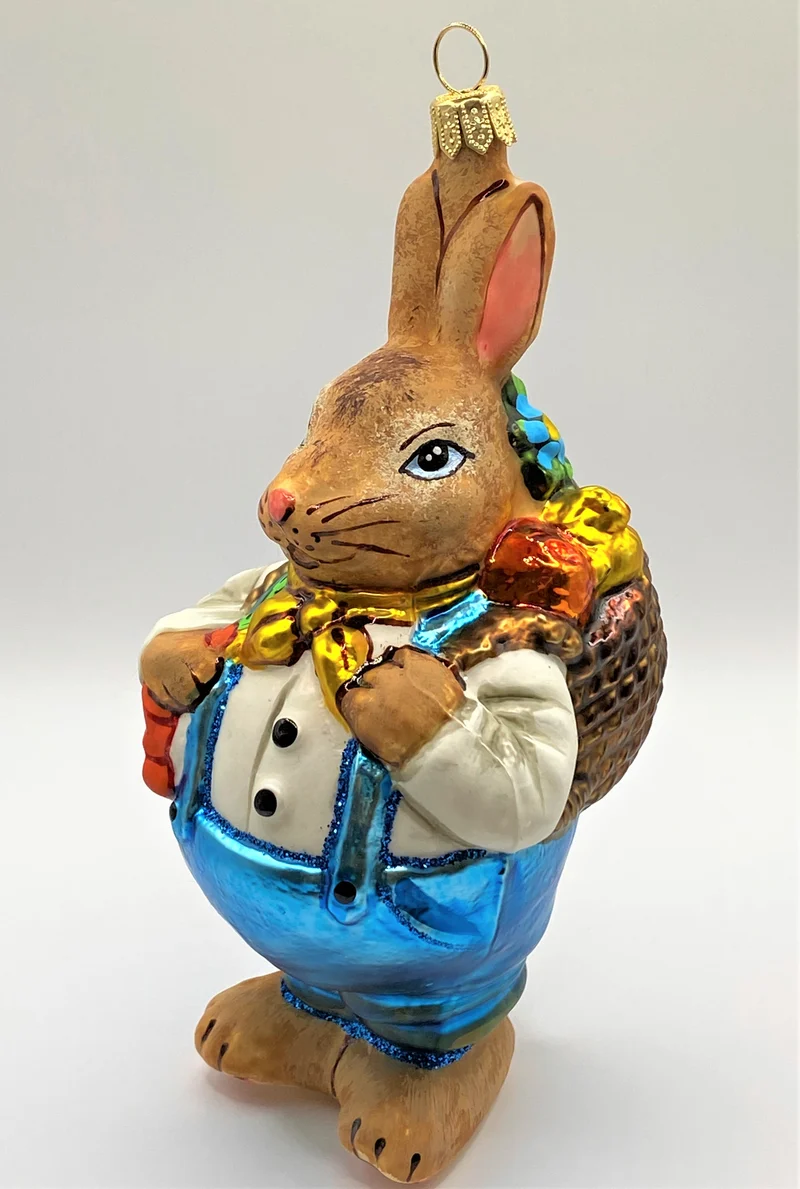 Osterhase im weissen Hemd mit Korb auf dem Rücken