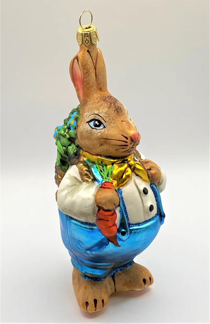 Osterhase im weissen Hemd mit Korb auf dem Rücken