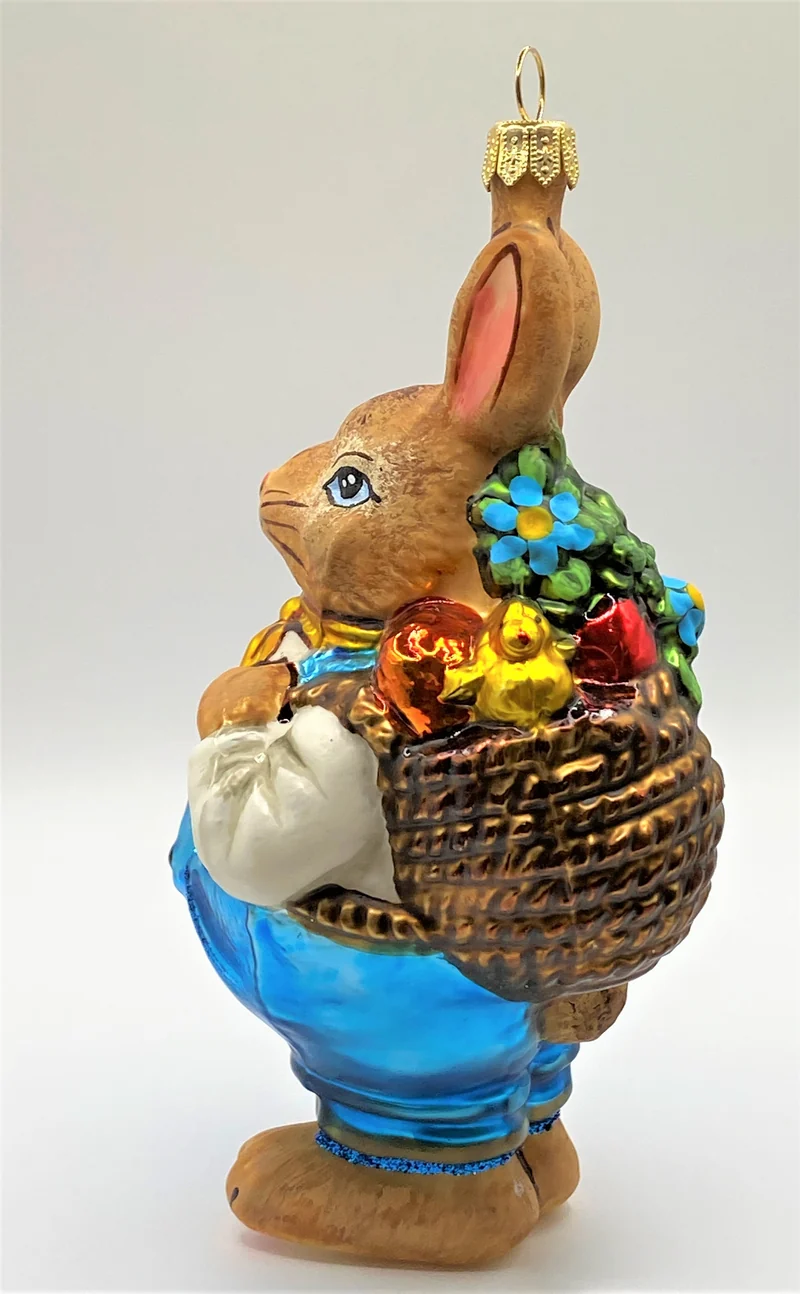 Osterhase im weissen Hemd mit Korb auf dem Rücken