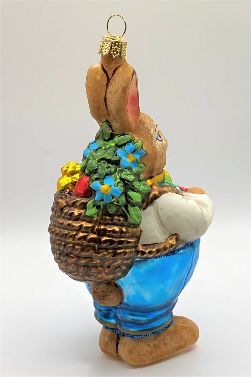 Osterhase im weissen Hemd mit Korb auf dem Rücken