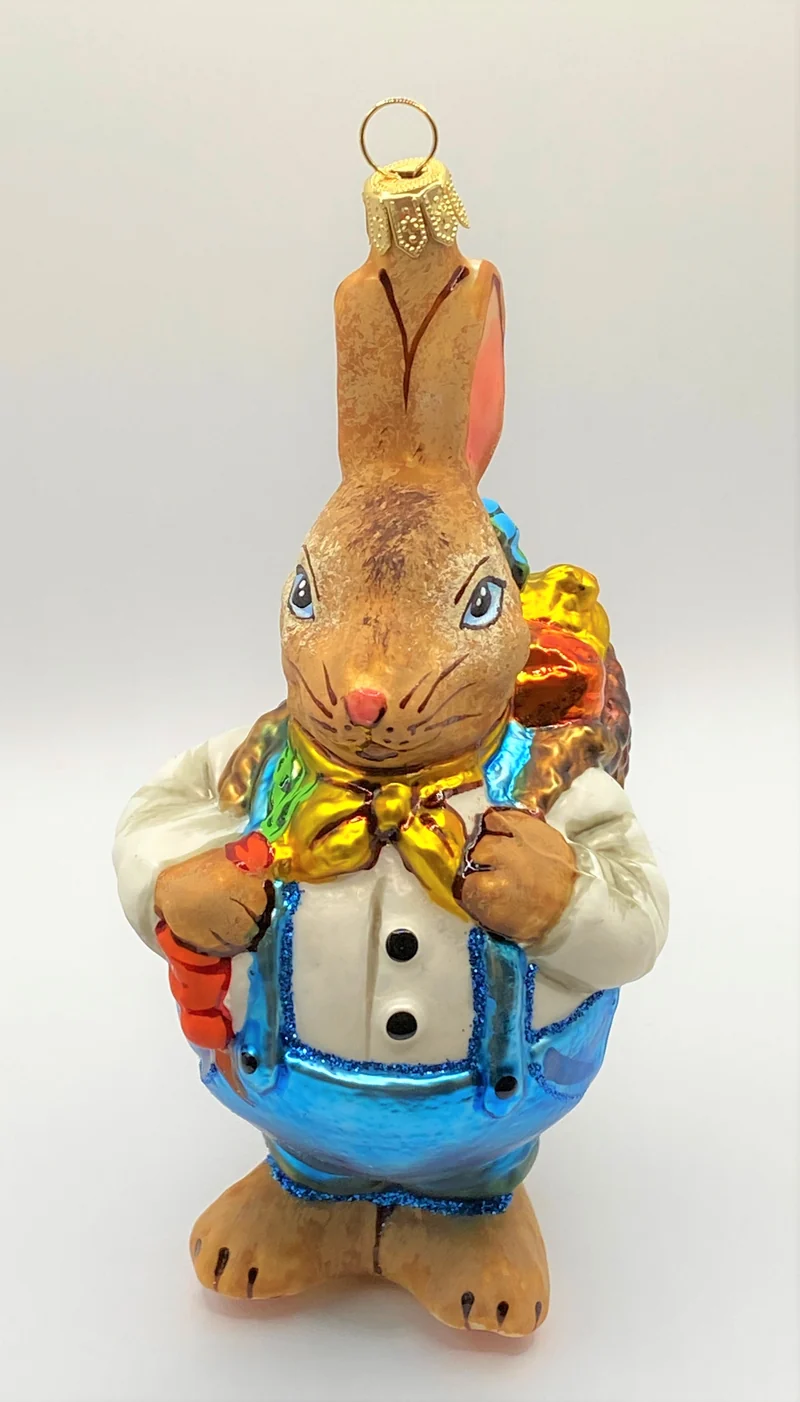 Osterhase im weissen Hemd mit Korb auf dem Rücken