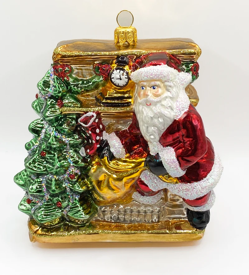 Der Weihnachtsmann hat die Geschenke durch den Kamin gebracht