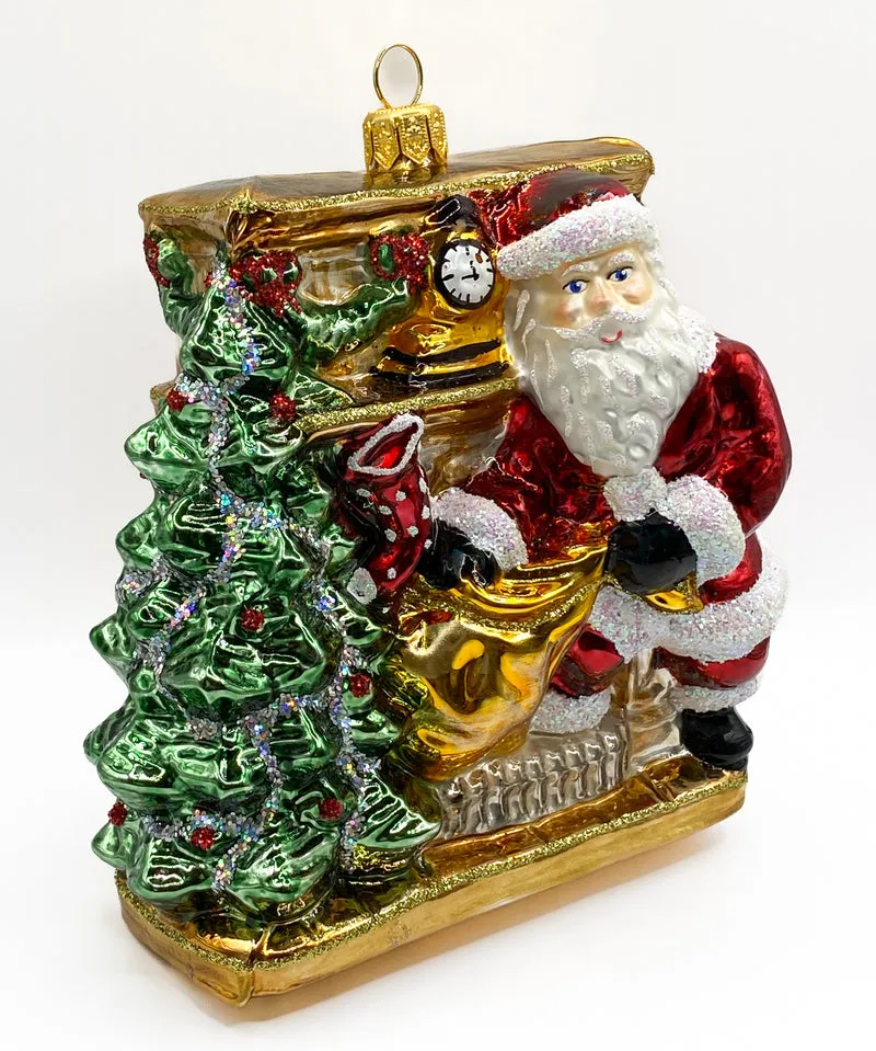 Der Weihnachtsmann hat die Geschenke durch den Kamin gebracht