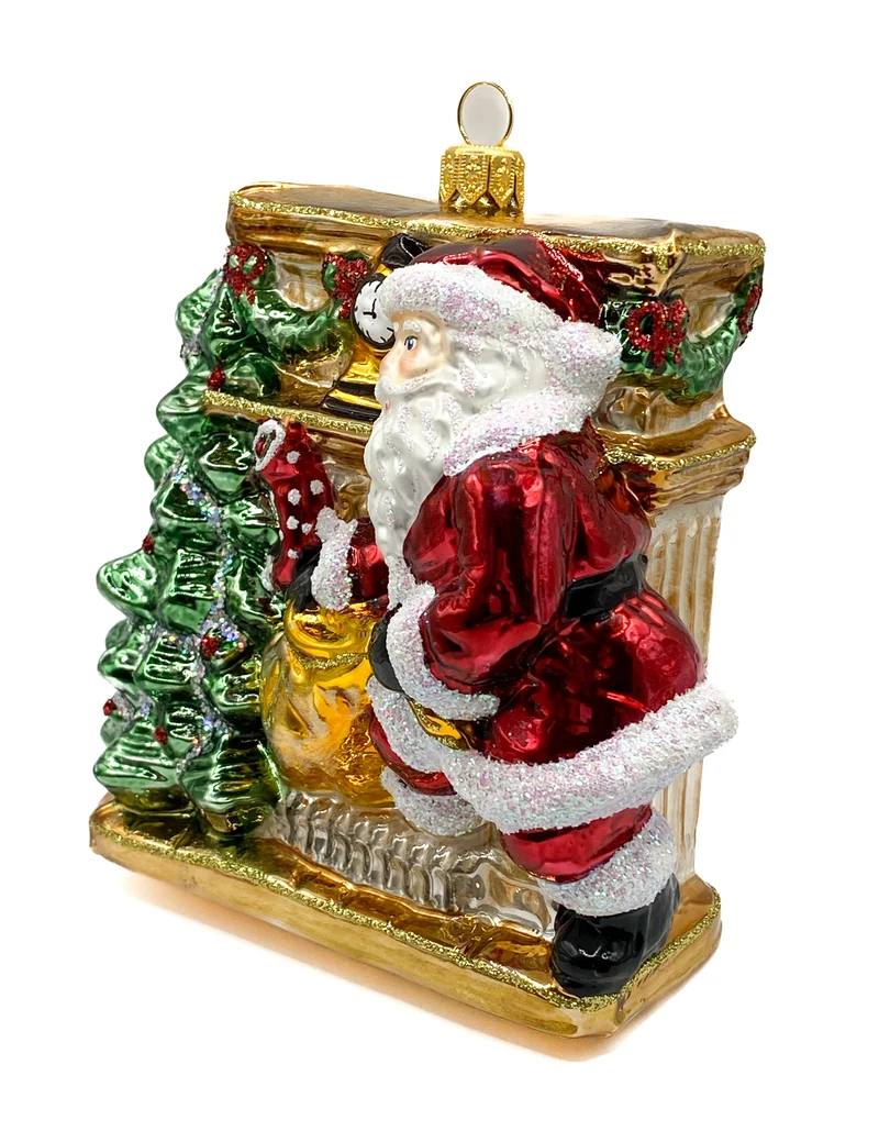 Der Weihnachtsmann hat die Geschenke durch den Kamin gebracht
