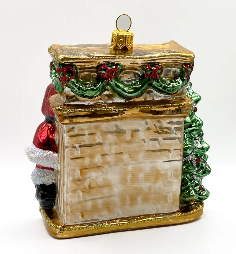 Der Weihnachtsmann hat die Geschenke durch den Kamin gebracht