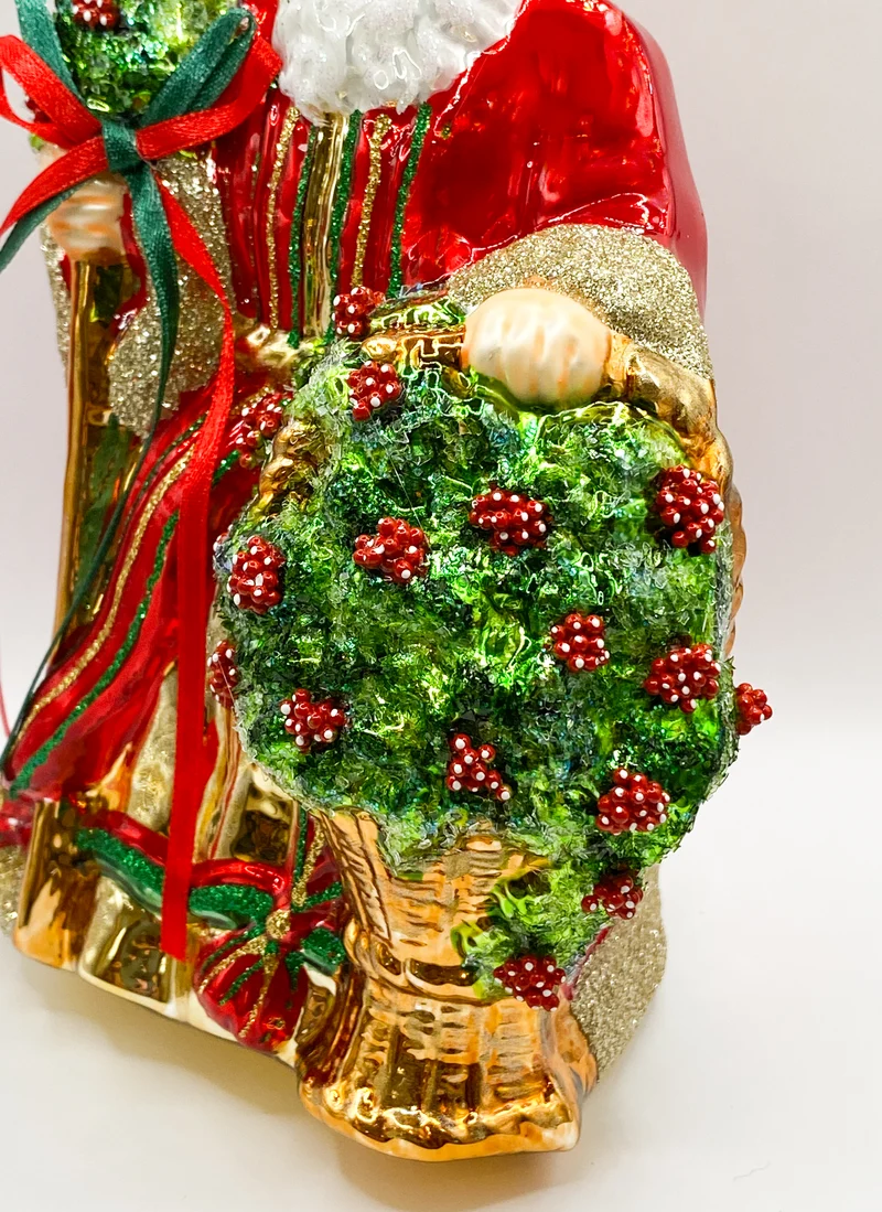 Der Weihnachtsmann bringt einen Korb voller Blumen