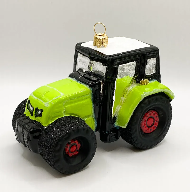 Grüner Traktor mit roten Rädern