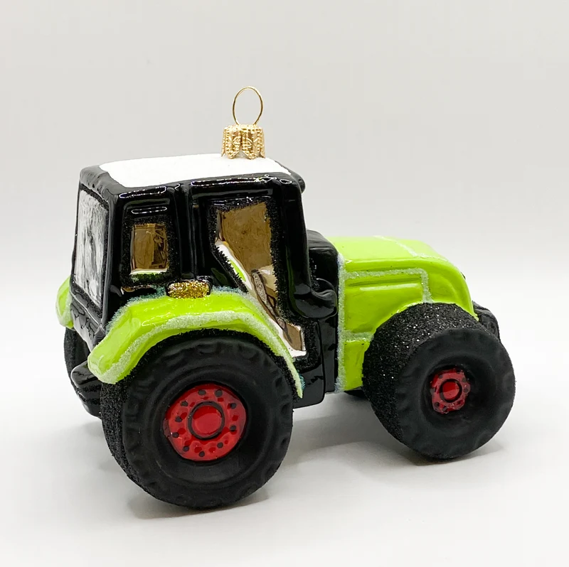 Grüner Traktor mit roten Rädern
