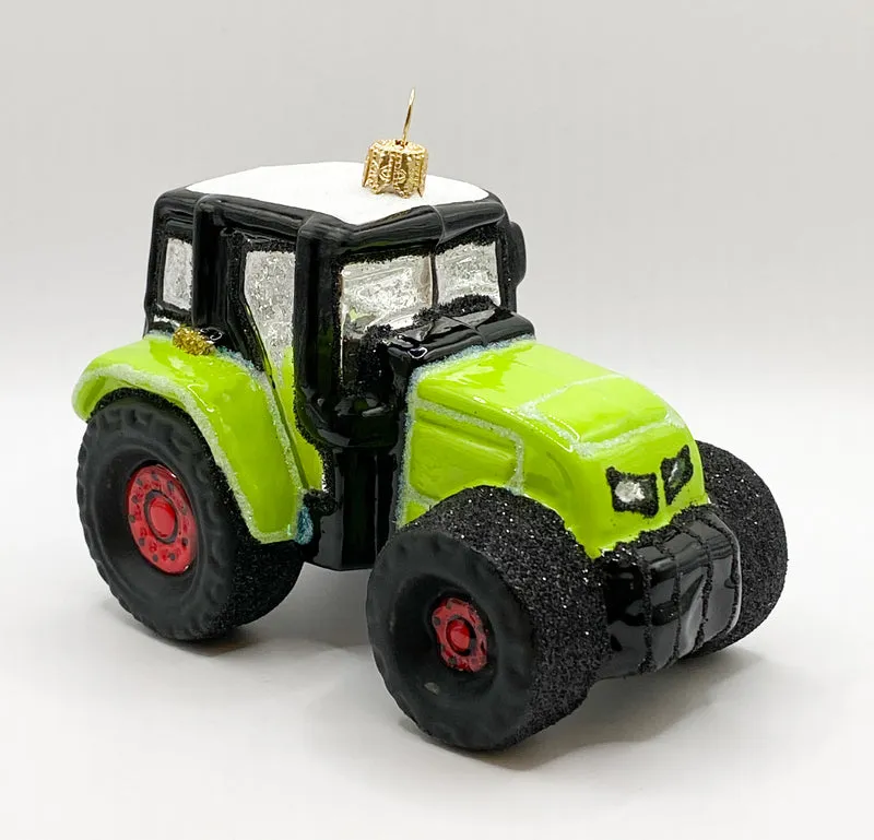 Grüner Traktor mit roten Rädern