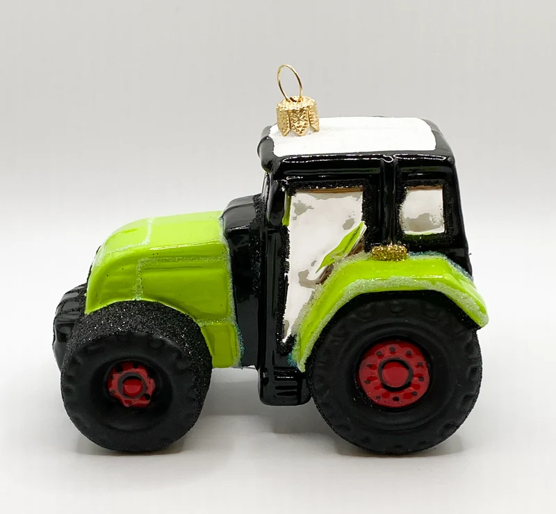 Grüner Traktor mit roten Rädern