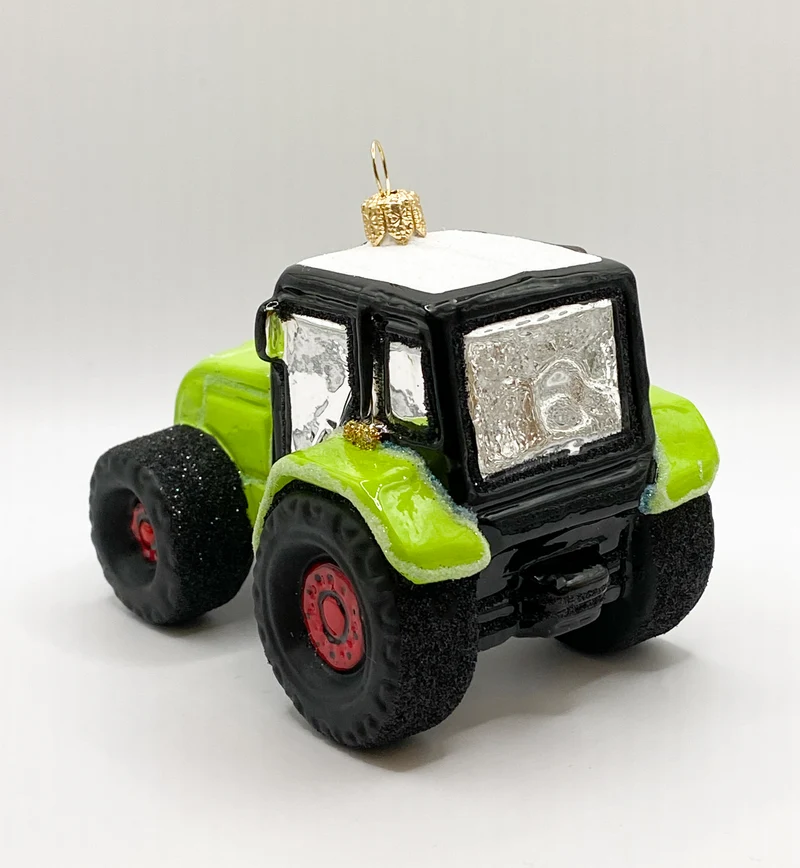 Grüner Traktor mit roten Rädern
