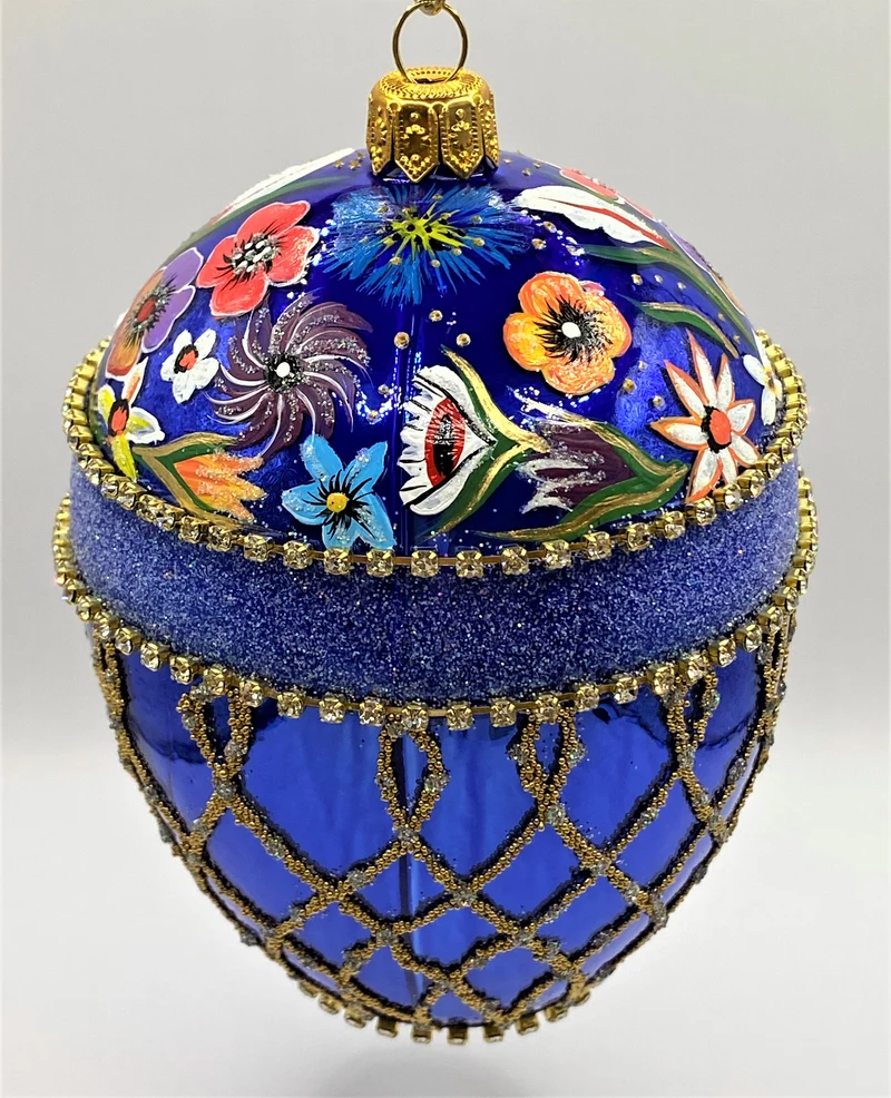 Blaue Ei-Form im Barockstil mit hübschem Blumendekor