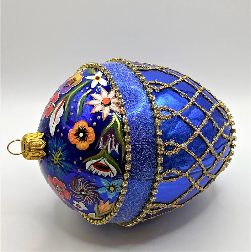 Blaue Ei-Form im Barockstil mit hübschem Blumendekor