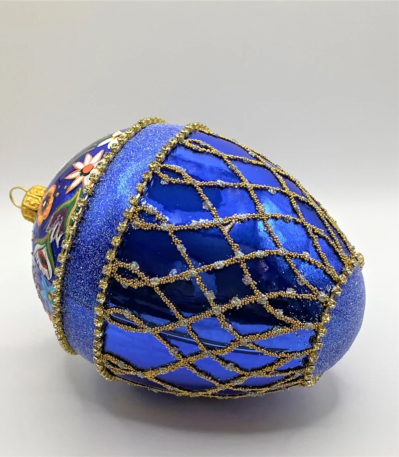 Blaue Ei-Form im Barockstil mit hübschem Blumendekor