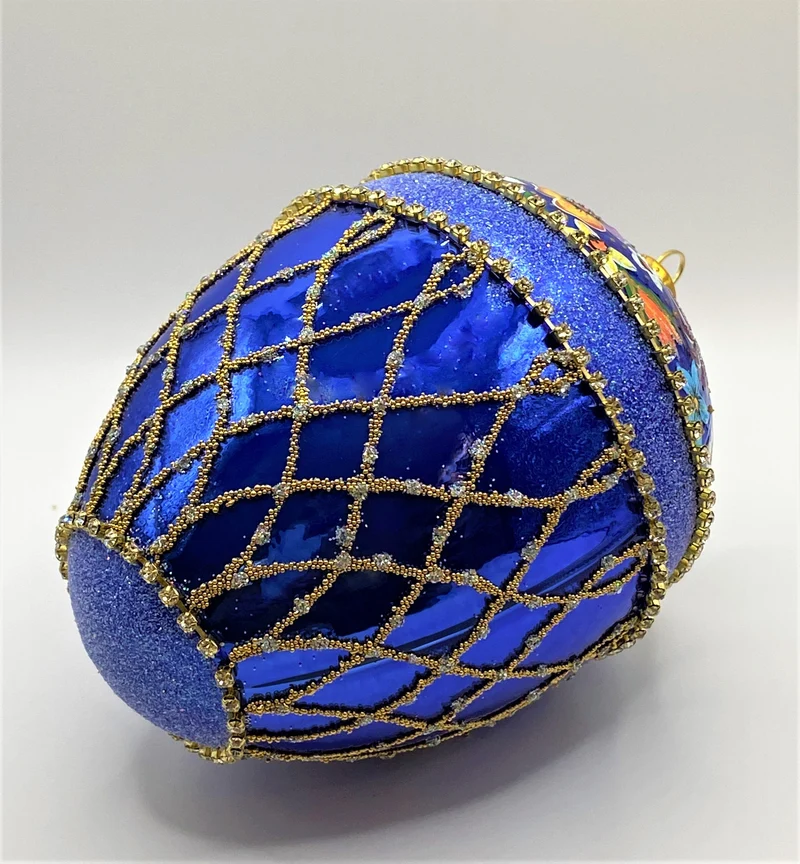 Blaue Ei-Form im Barockstil mit hübschem Blumendekor