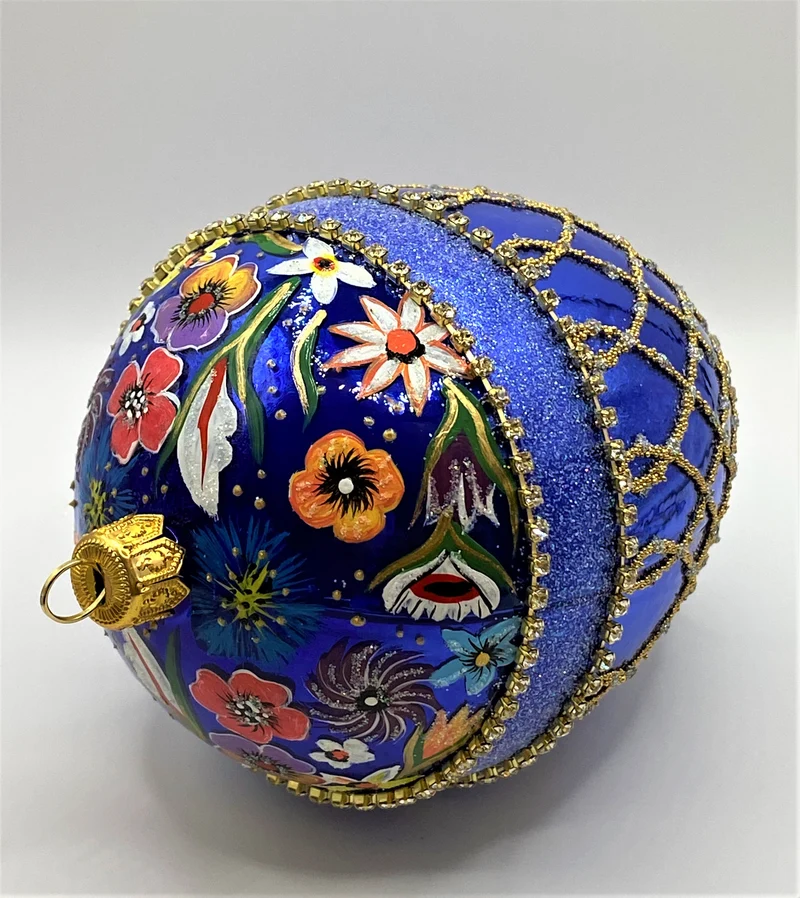 Blaue Ei-Form im Barockstil mit hübschem Blumendekor