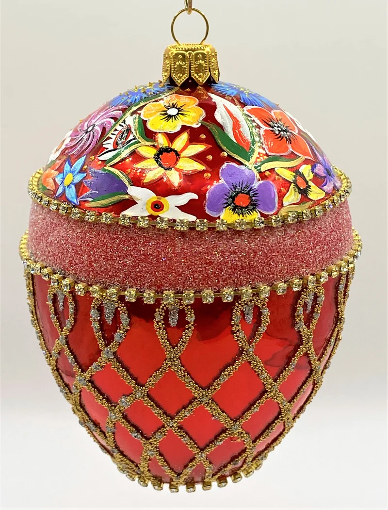 Rote Ei-Form im Barockstil mit hübschem Blumendekor
