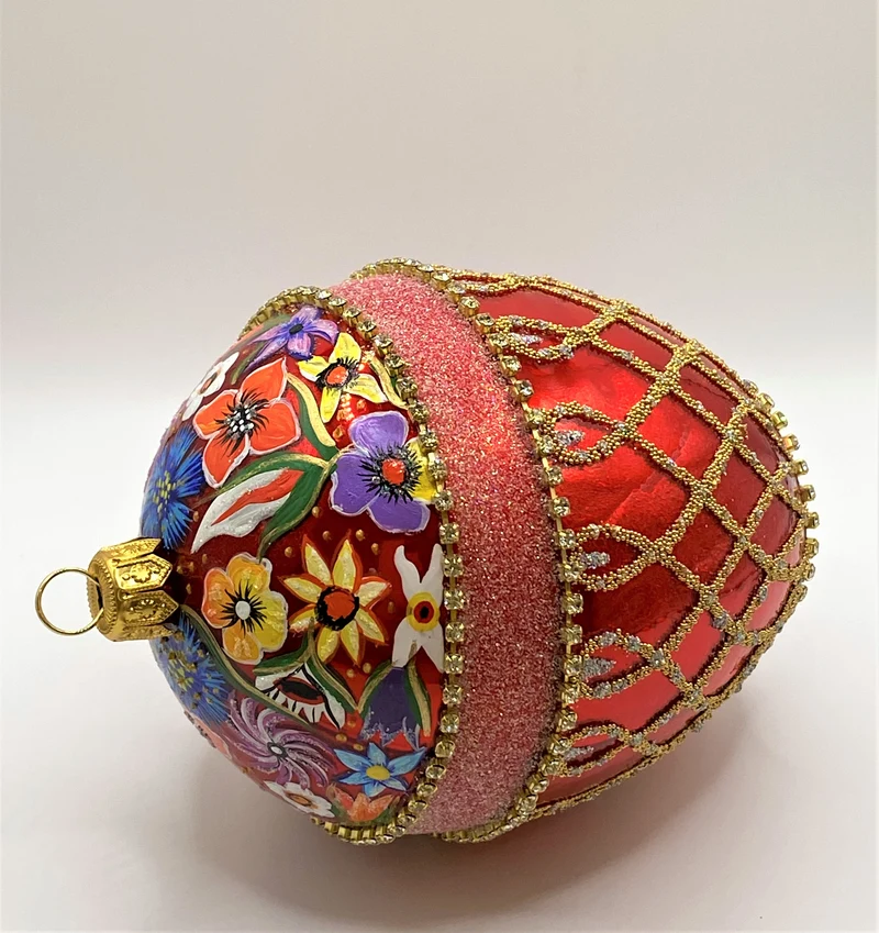 Rote Ei-Form im Barockstil mit hübschem Blumendekor