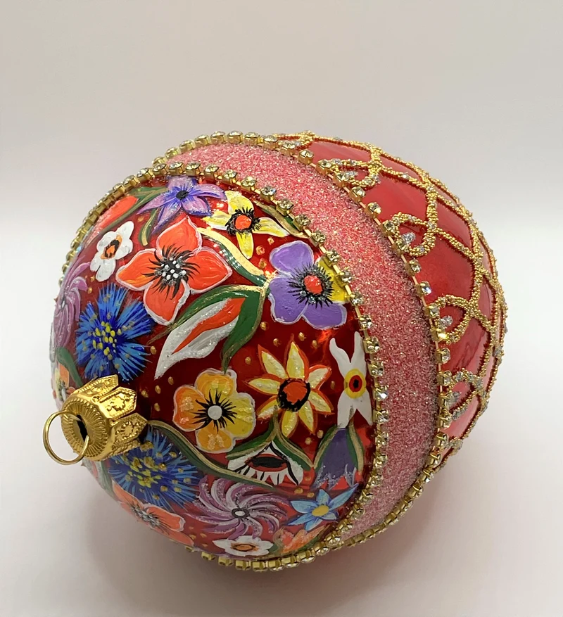 Rote Ei-Form im Barockstil mit hübschem Blumendekor