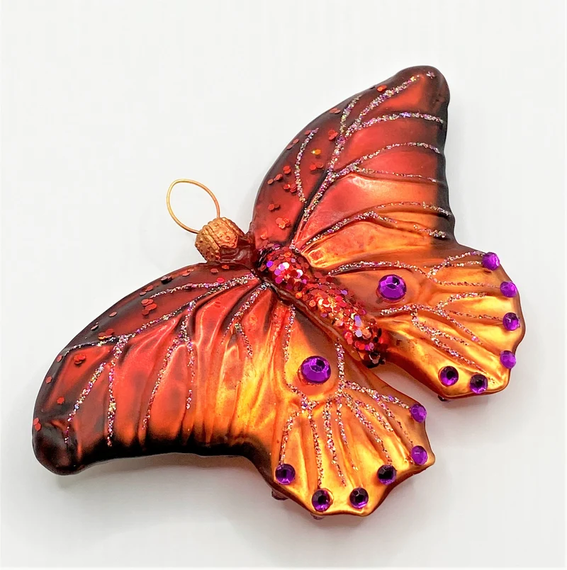 Rostroter Schmetterling mit violetten Schmucksteinen