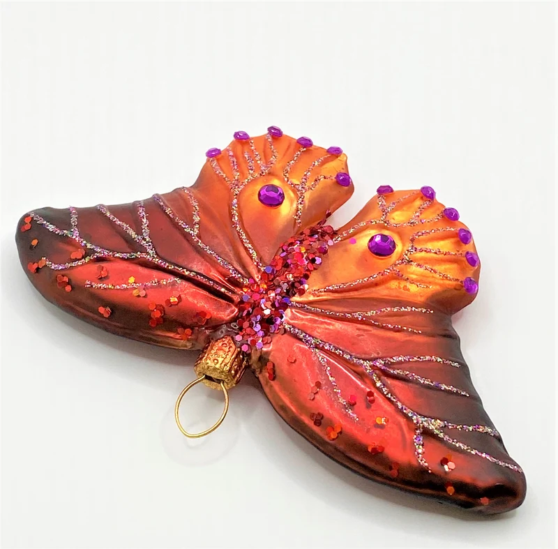 Rostroter Schmetterling mit violetten Schmucksteinen
