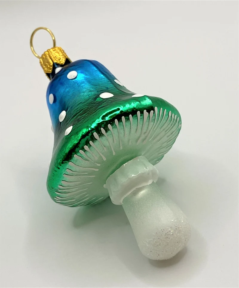 Blau grün getupfter Pilz mit spitzem Hut